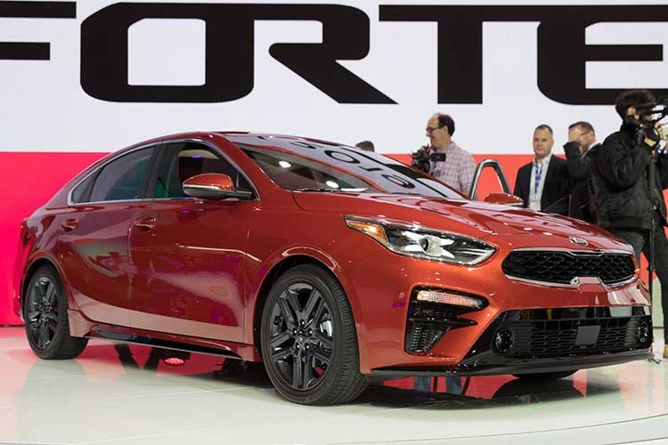 Tại Triển lãm ôtô Bắc Mỹ 2018, Kia đã đem đến mẫu xe Forte thế hệ mới.  Kia Forte 2019 mới là thế hệ thứ ba, tại Việt Nam mẫu xe này đã từng đổi qua các tên như Forte (thế hệ đầu) và K3, Cerato (thế hệ thứ hai). Các tên này có sự khác biệt tuỳ thị trường, bản chất vẫn là một mẫu xe.